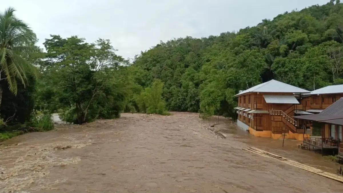 Kondisi sungai di Loksado yang debit airnya terus meningkat. (Foto: Pusdalops BPBD HSS) 