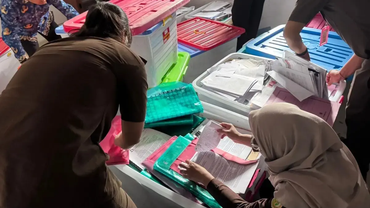 Penggeledahan penyidik Kejati Kalteng di DPMPTSP Kalteng.Penkum.