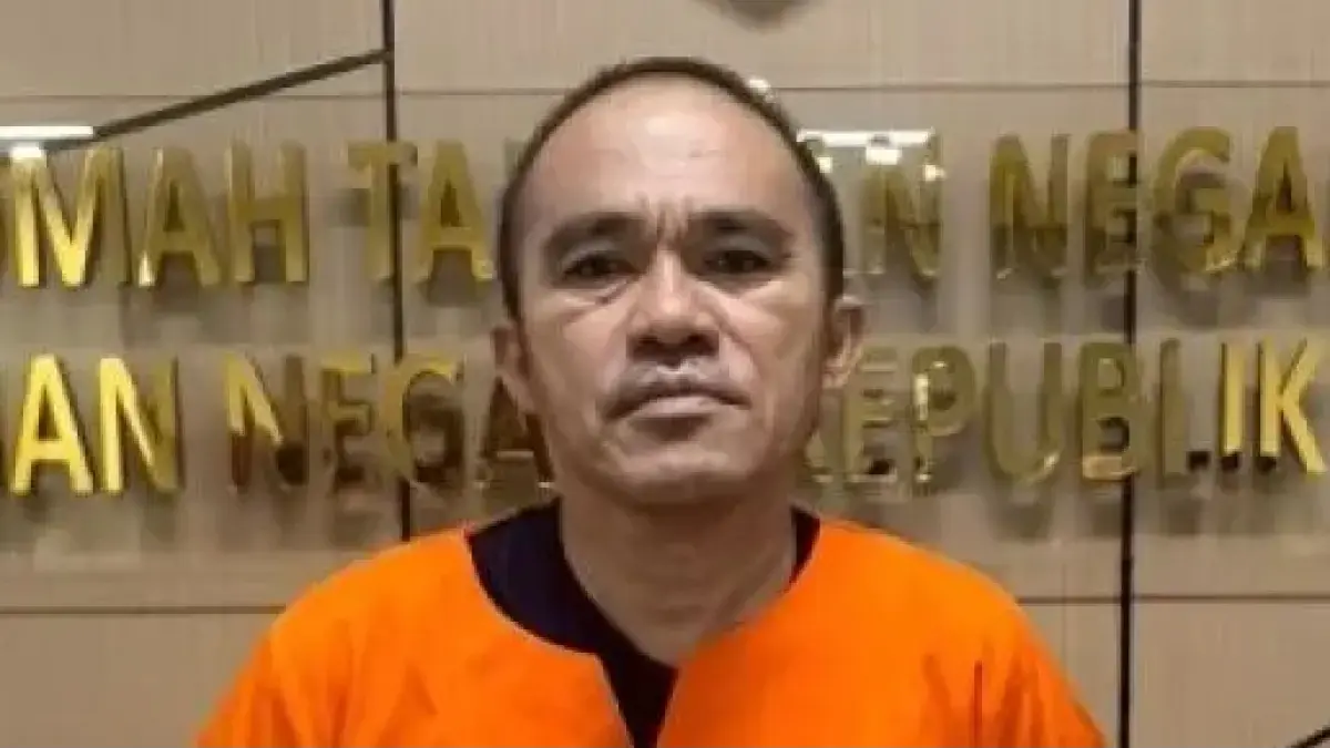 Mantan Kasat Resnarkoba Polres Kutai Barat AKP Deky Jonathan Sasiang mengenakan baju tahanan usai menjalani pemeriksaan di Bareskrim Polri terkait dugaan tindak pidana pencucian uang dan keterlibatan dalam jaringan peredaran narkoba di Kalimantan Timur. (ANTARA)