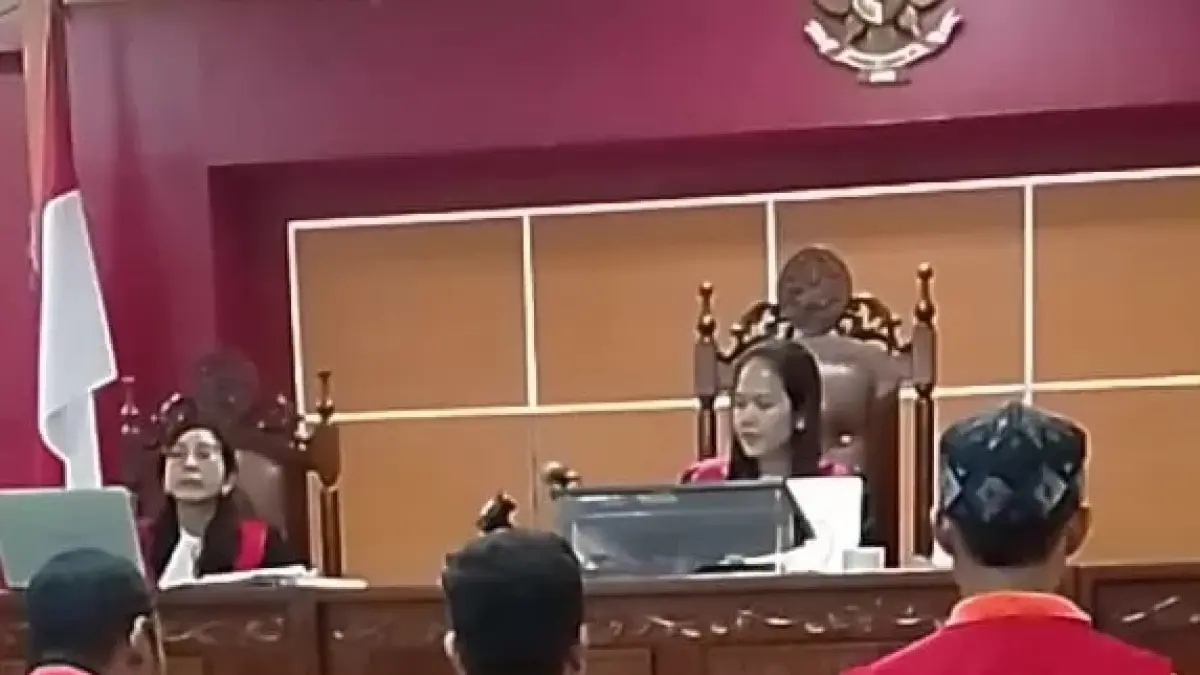 Tiga terdakwa usai mendengarkan putusan majelis hakim di Pengadilan Negeri Balikpapan, Selasa (19/5/2026). (Moeso Novianto)