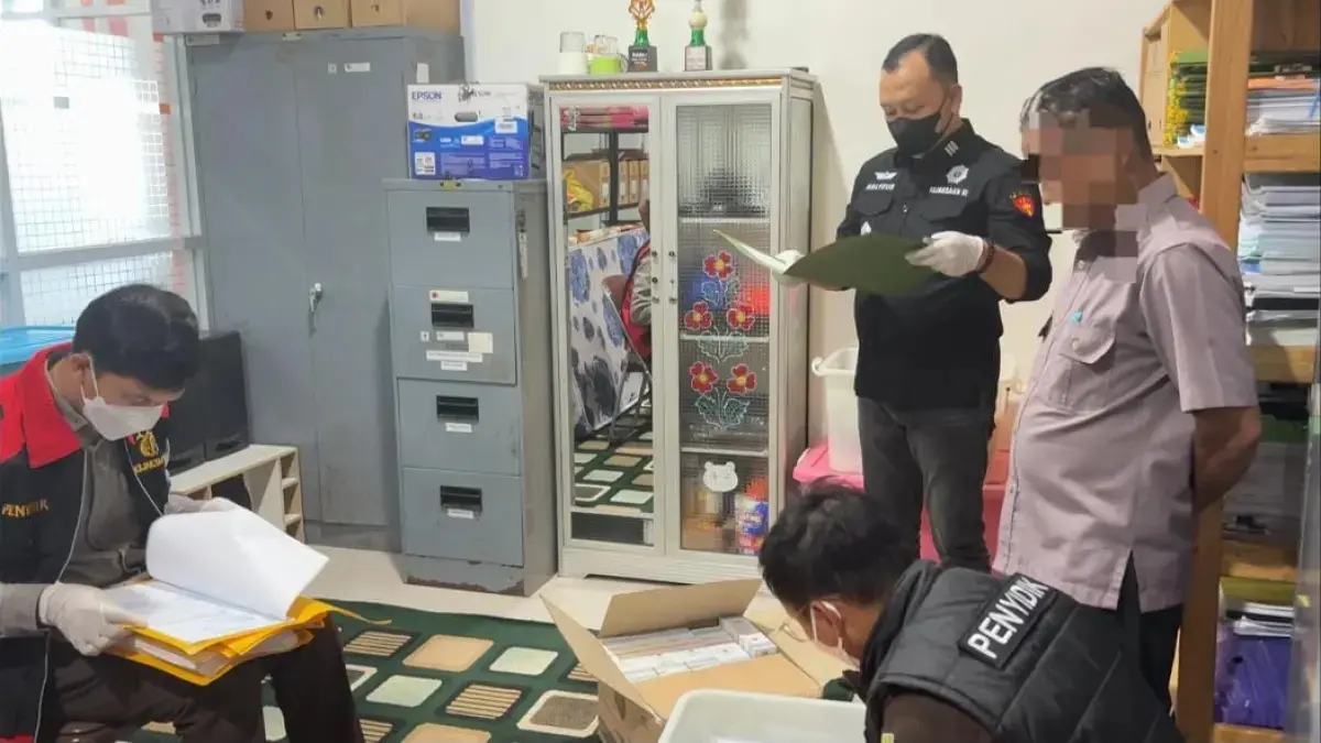 Tim Penyidik Kejaksaan HSU saat melakukan penggeledahan dokumen di Kantor BPBD Kabupaten HSU di Kelurahan Paliwara, Kecamatan Amuntai Tengah Selasa (19/5). (Foto: Kejari HSU)