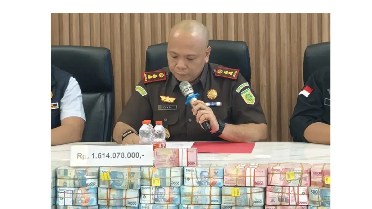 TUMPUKAN UANG: Kepala Kejari Kotabaru Taruli Palti Patuan menjelaskan terkait kasus korupsi Bank BUMN di Kotabaru.