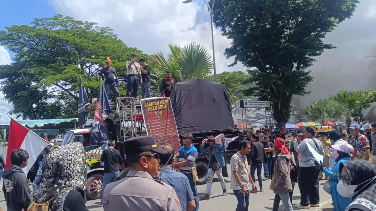 Demo di depan kantor Gubernur Kaltim.