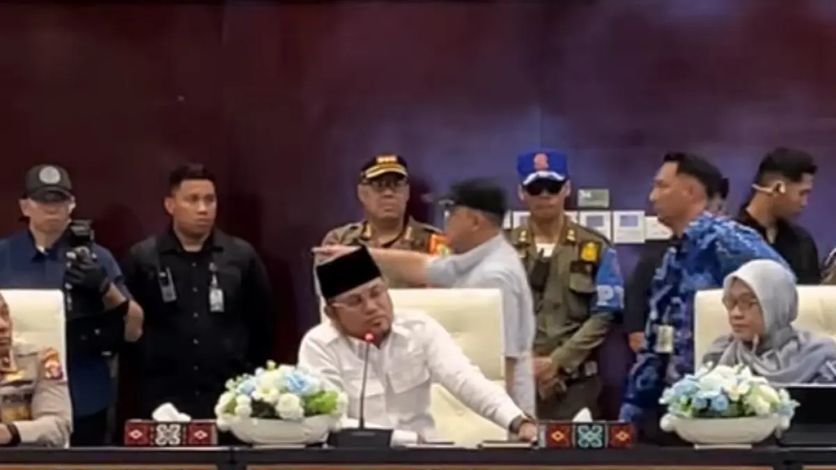 Gubernur saat menerima pendemo.