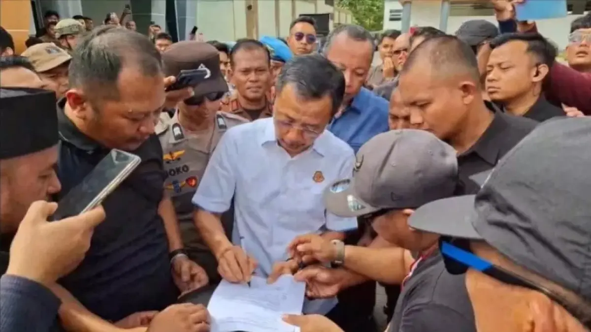Kepala Kejati Kaltim Supardi menerima pengaduan dari para pengunjuk rasa. Kajati memastikan akan memroses laporan tersebut sesuai ketentuan hukum.