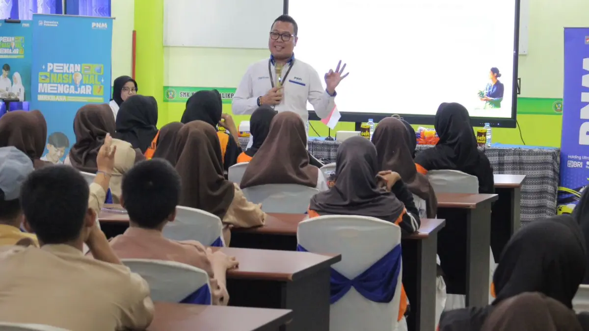 BERBAGI: Joko Suprianto, Pemimpin PT PNM Cabang Balikpapan, saat menyampaikan materi dalam agenda PNM Mengajar di SMKN 6 Balikpapan. ISTIMEWA&nbsp;