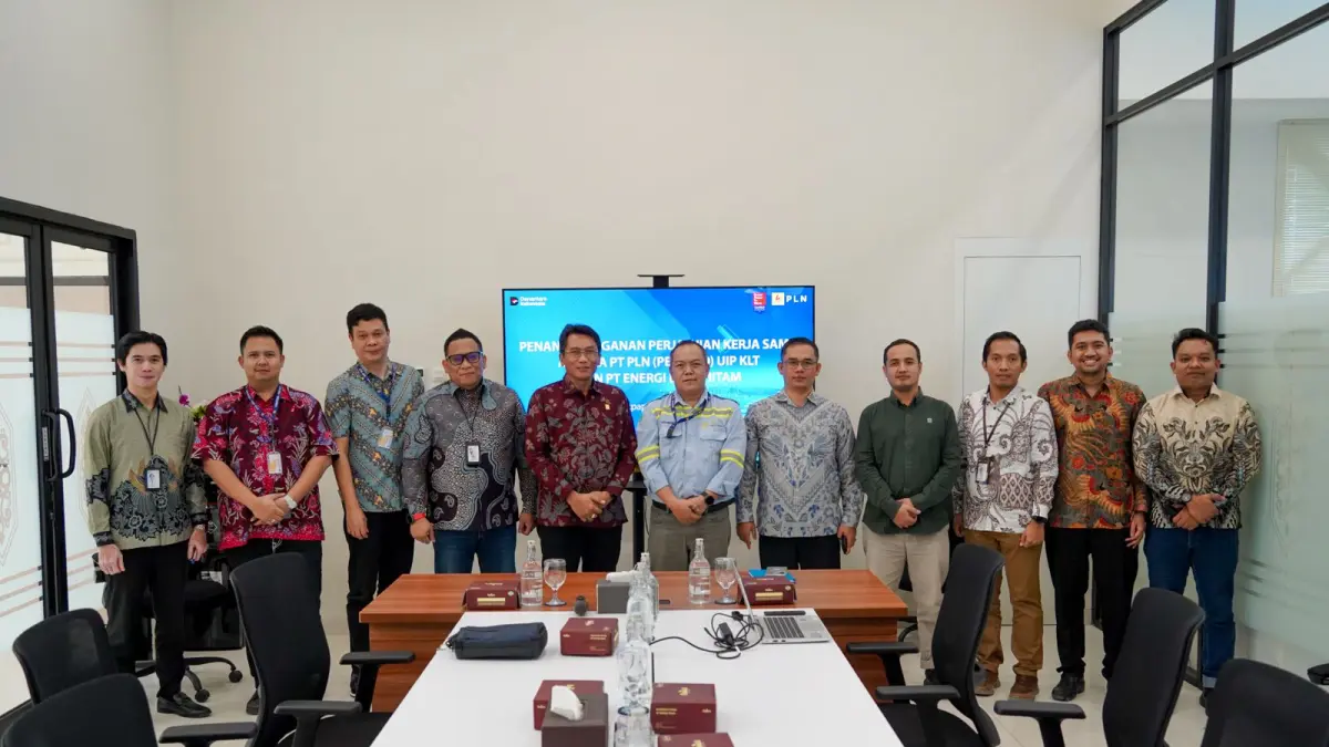 Jajaran PLN UIP KLT dan PT Energi Batu Hitam berfoto bersama usai penandatanganan PKS dukungan jalur SUTT 150 kV Melak–Kotabangun.