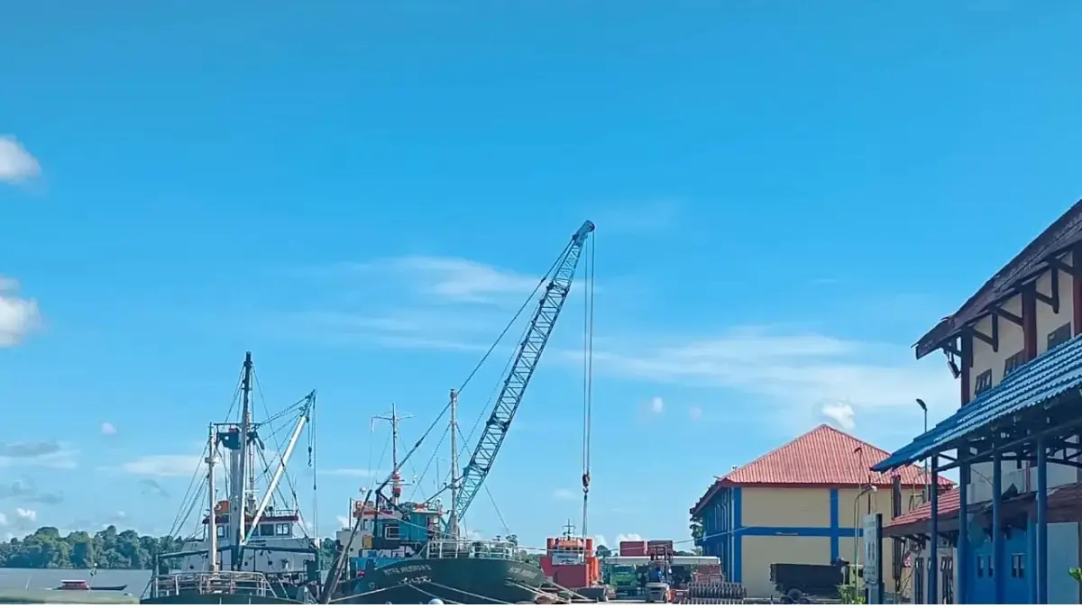 Aktivitas bongkar muat barang impor di salah satu pelabuhan di Kaltara. FOTO: IWAN K/RADAR TARAKAN
