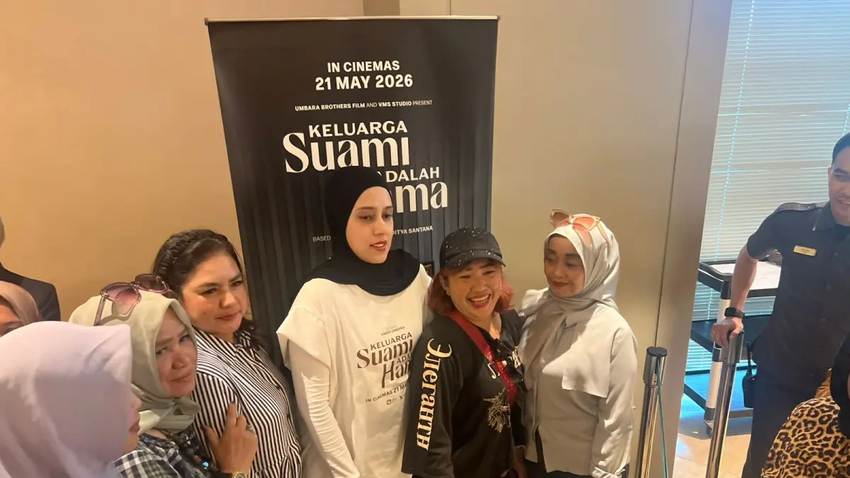Fairuz A Rafiq ramah melayani ajakan foto bersama penggemar. 