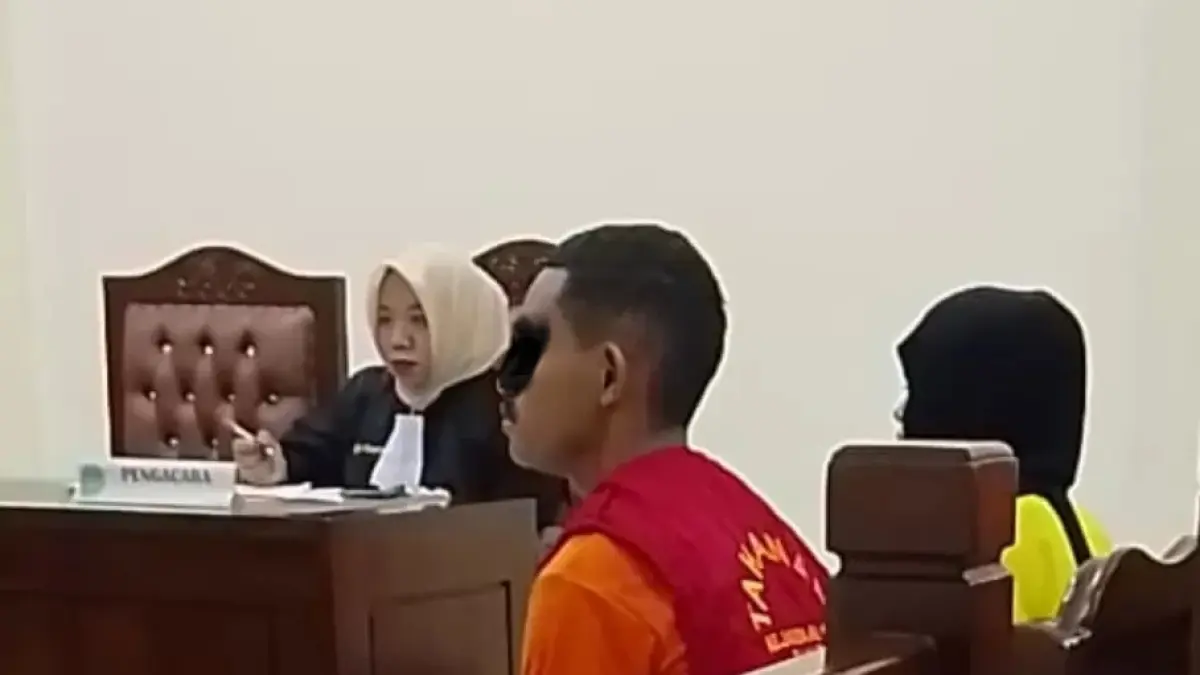 Kedua terdakwa saat menjalani sidang di Pengadilan Negeri Balikpapan (Moeso Novianto)