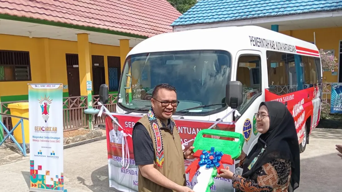 Bupati Kukar Aulia Rahman Basri menyerahkan bantuan bus sekolah kepada SLBN Tenggarong (Elmo/Prokal.co)
