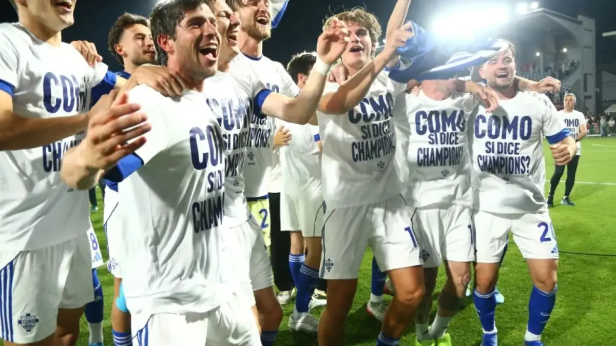 Pemain Como merayakan keberhasilan lolos ke Liga Champions pertama sepanjang sejarah klub. (gazetta)