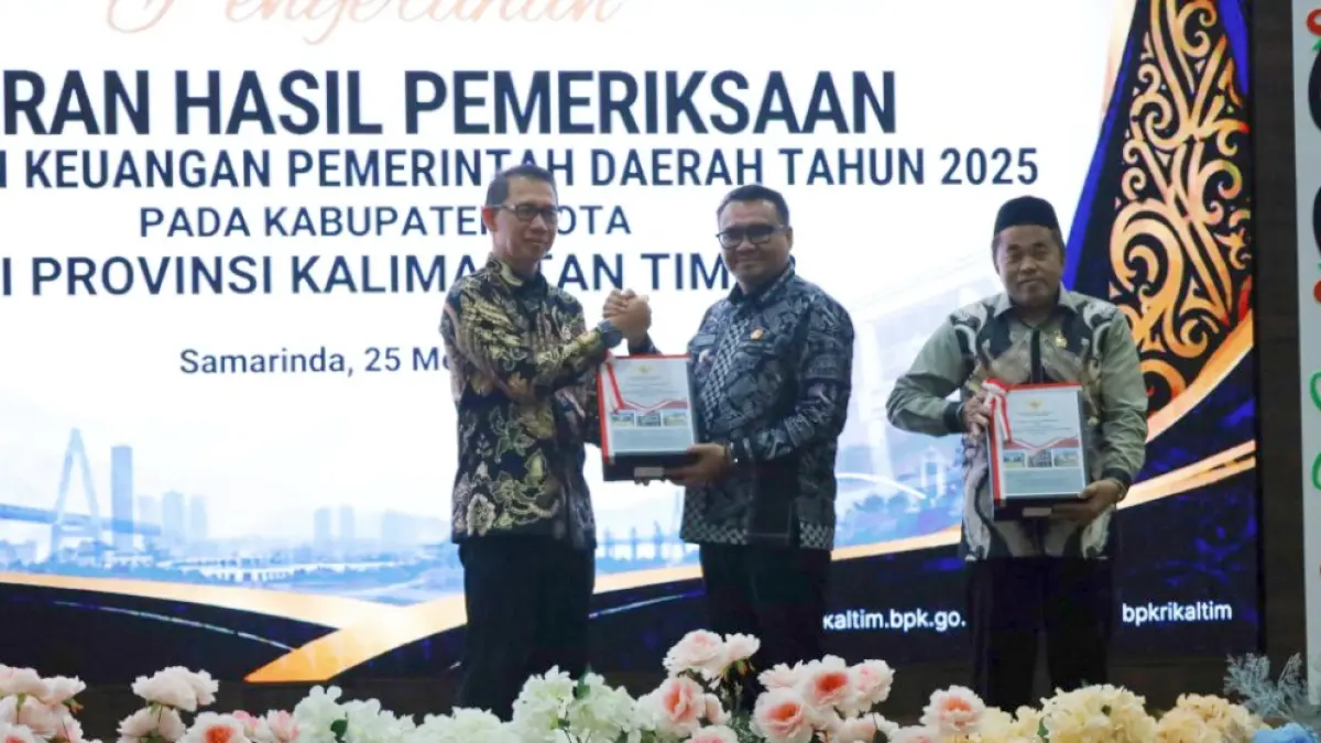 Bupati Kukar Aulia Rahman Basri bersama Ketua DPRD Ahmad Yani menerima Opini WTP dari BPK Kaltim (Istimewa)