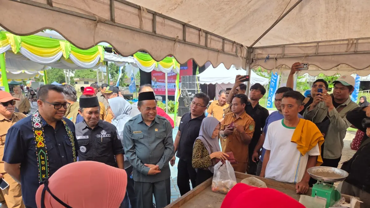 Gerakan Pangan Murah di Kecamatan Loa Kulu yang dimonitor langsung oleh Bupati Kukar Aulia Rahman Basri (Elmo/Prokal.co)