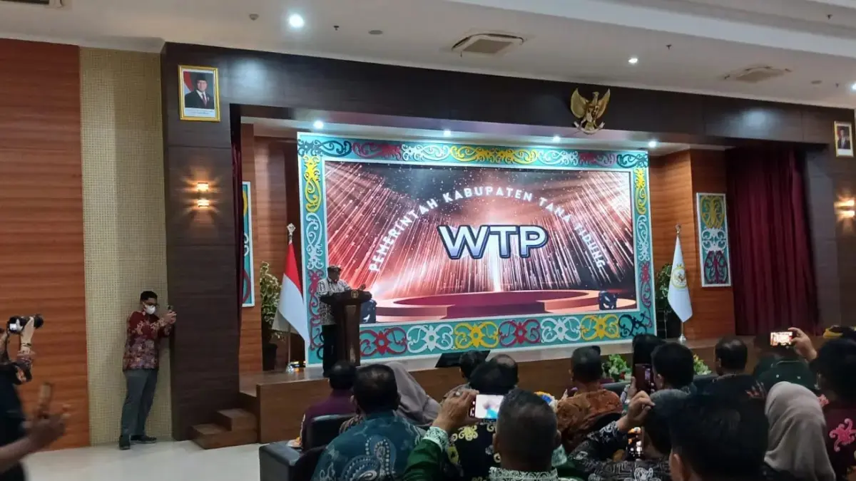 MENGUMUMKAN : Kepala BPK Perwakilan Kaltara, Dwi Sabardiana mengumumkan daerah yang berhasil mendapatkan WTP. AGUS DIAN ZAKARIA/RADAR TARAKAN