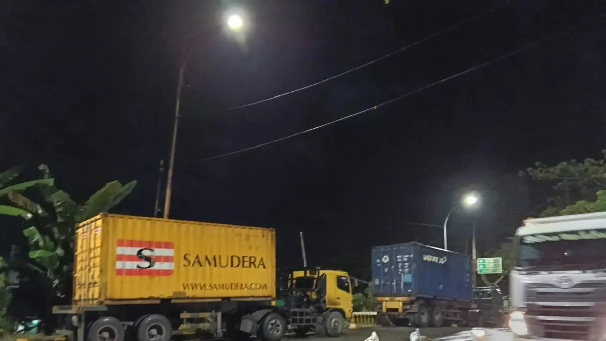 Meski sudah beberapa kali ditertibkan, masih saja ada truk parkir di sekitar Jembatan Mahulu, Loa Buah. Foto diambil Jumat (22/5/2026 malam.