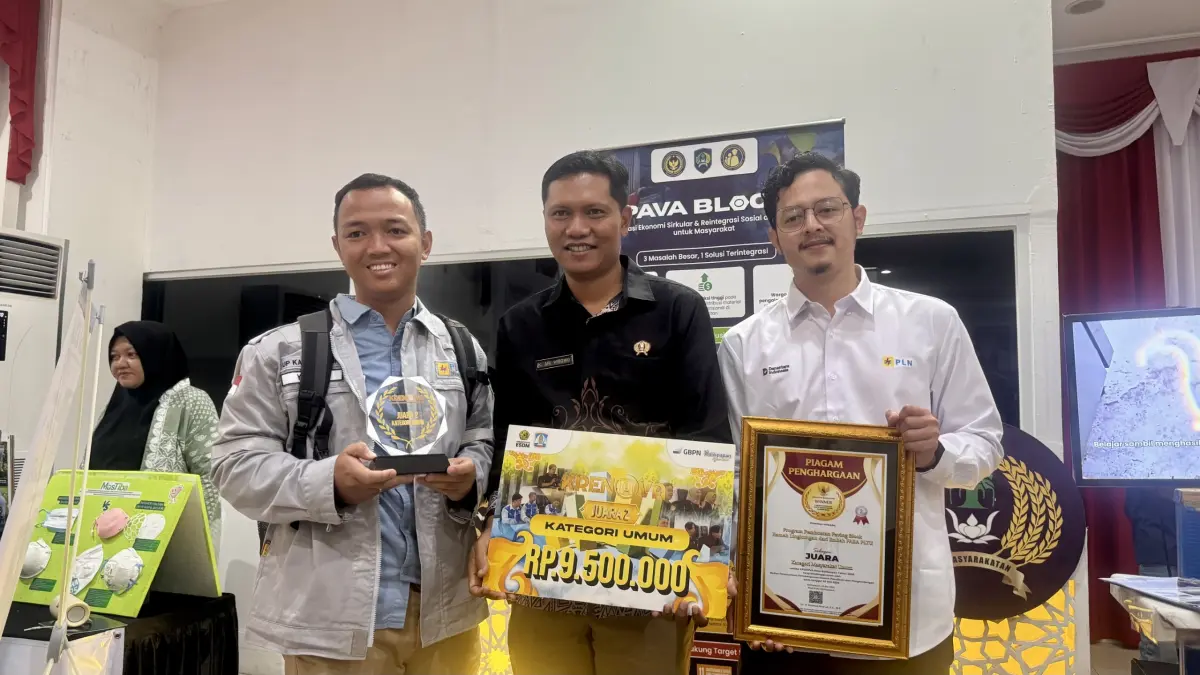 Perwakilan PLN dan Lapas Kelas IIA Balikpapan menerima penghargaan Juara II KRENOVA 2026 kategori masyarakat umum atas inovasi PAVA Block di Balikpapan (20/5).