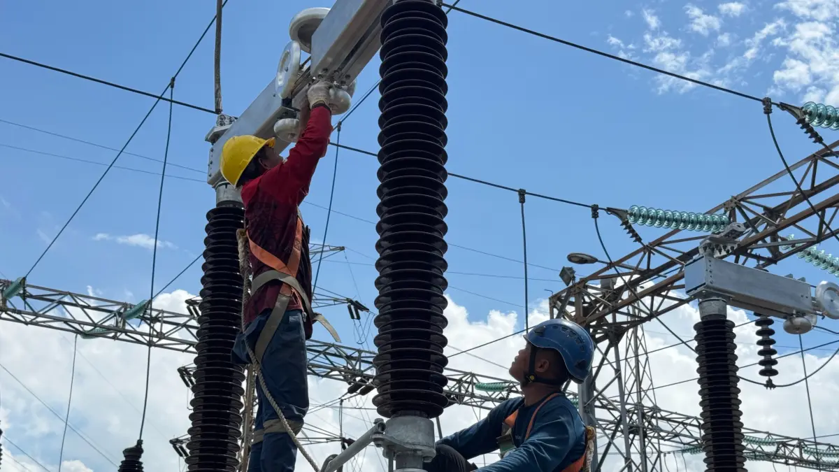 Petugas PLN melakukan penggantian DS 150 kV di GI Manggar Sari, Balikpapan (5/5) guna memastikan pasokan listrik tetap andal menjelang Idul Adha.