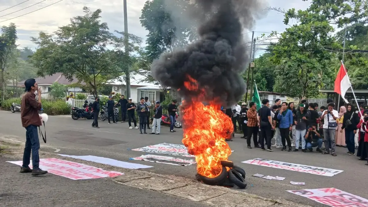  Sejumlah Mahasiswa menggelar unjuk rasa di depan Kantor Wali Kota Tarakan. AGUS DIAN ZAKARIA/RADAR TARAKAN