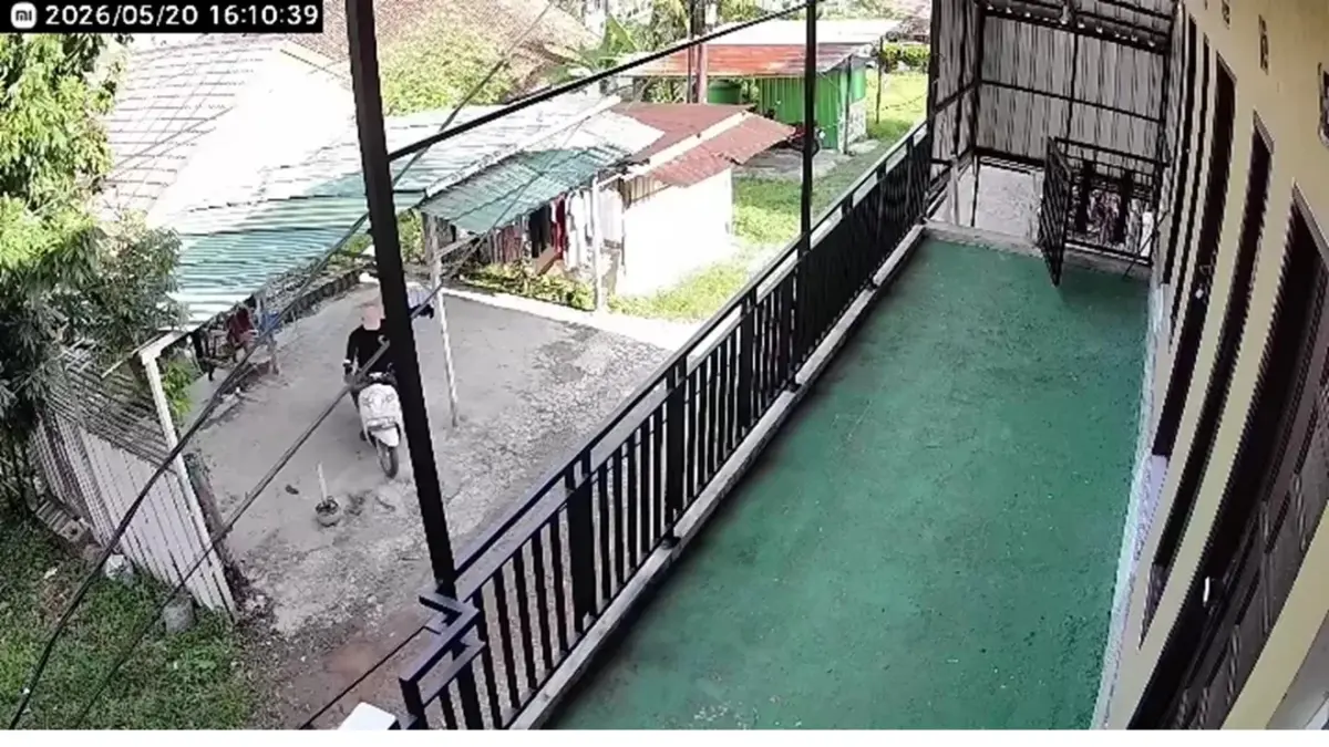 TEREKAM: Aksi pelaku DA saat mencuri motor. Kini DA sudah diamankan Unit Reskrim Polsek Sungai Pinang, Samarinda. (IST.)