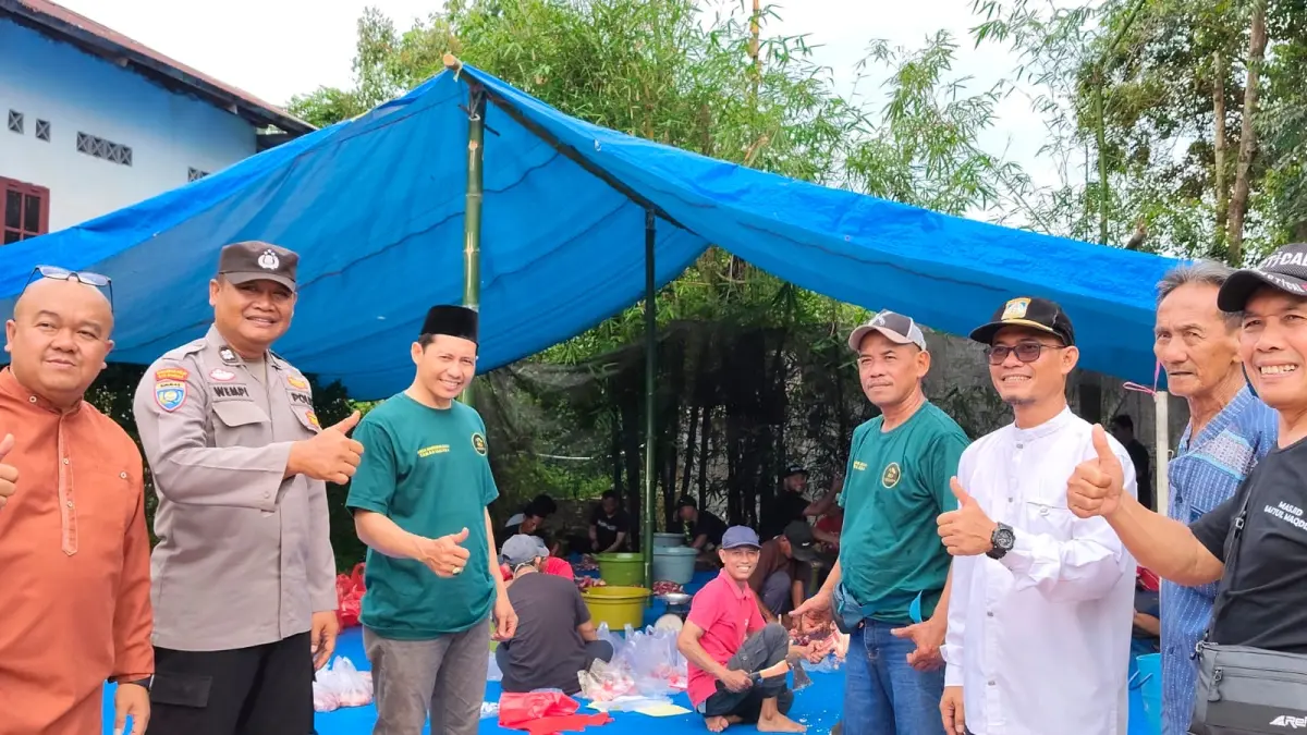 GUYUB: Lurah Graha Indah, M Arif Rachman, (baju putih) saat memantau proses pemotongan hewan kurban di Perum Puncak Permai, RT 58, Kelurahan Graha Indah, Kota Balikpapan, Rabu, 27 Mei 2026.