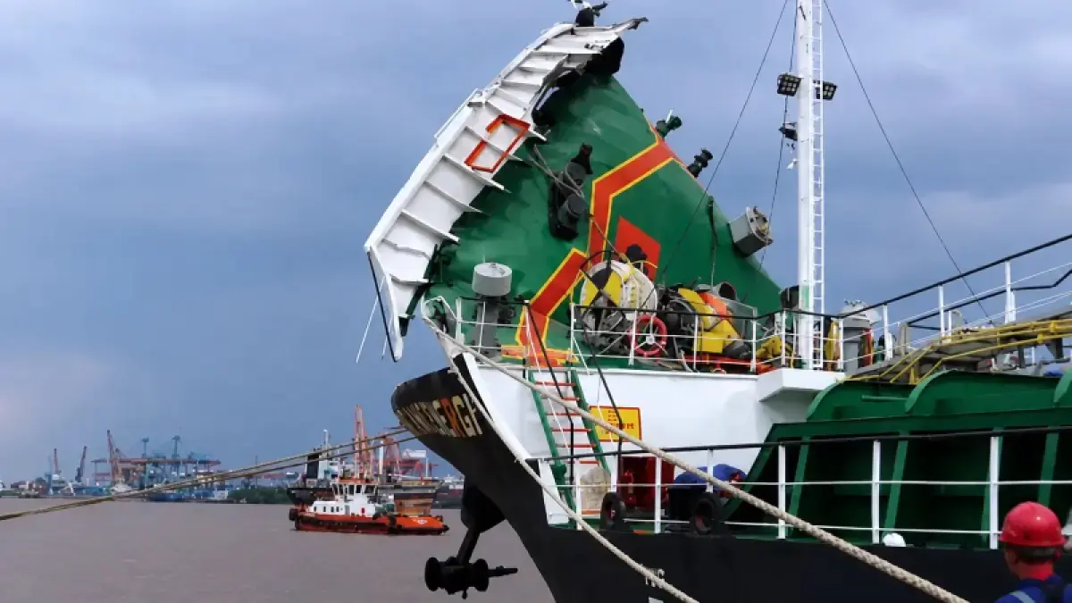 Kapal tangker Bintang Energi yang mengangkut bahan bakar milik pertamina meledak di Jetty 2 Integrated Terminal (IT) Pontianak. (ANTARA/HO : Humas Pertamina Patra Niaga)