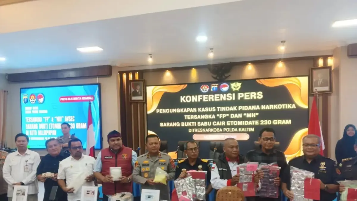 Kapolda Kaltim, Dir Resnarkoba, Kepala Kanwil DJBC Kalbagtim, GM PT Angkasa Pura Bandara SAMS, serta pejabat lainnya perlihatkan barang bukti sabu 1 kg dan ekstasi 1000 butir.
