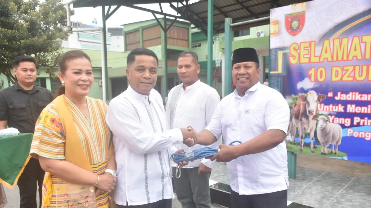 Penyerahan simbolis hewan kurban oleh Danrem 091/ASN, Anggara Sitompul kepada panitia Hari Besar Islam (PHBI) Korem 091/ASN.