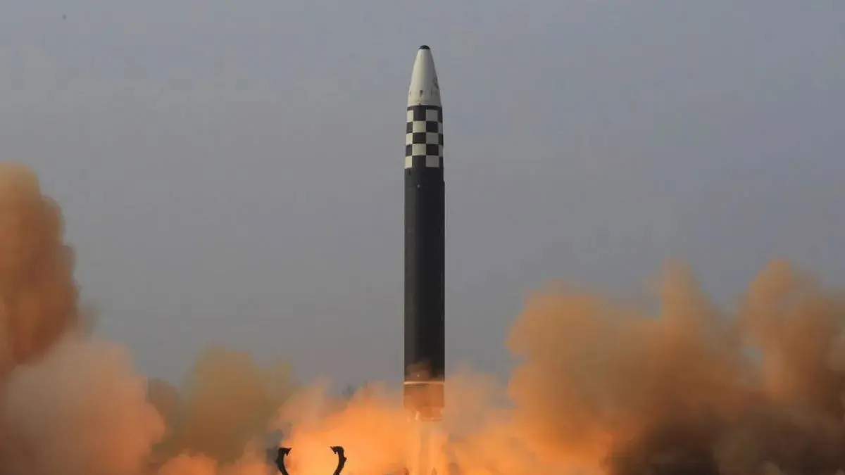 Uji coba peluncuran rudal balistik antarbenua (ICBM) Hwasongpho-17 milik Korea Utara, yang disiarkan kantor berita Korea Utara KNA