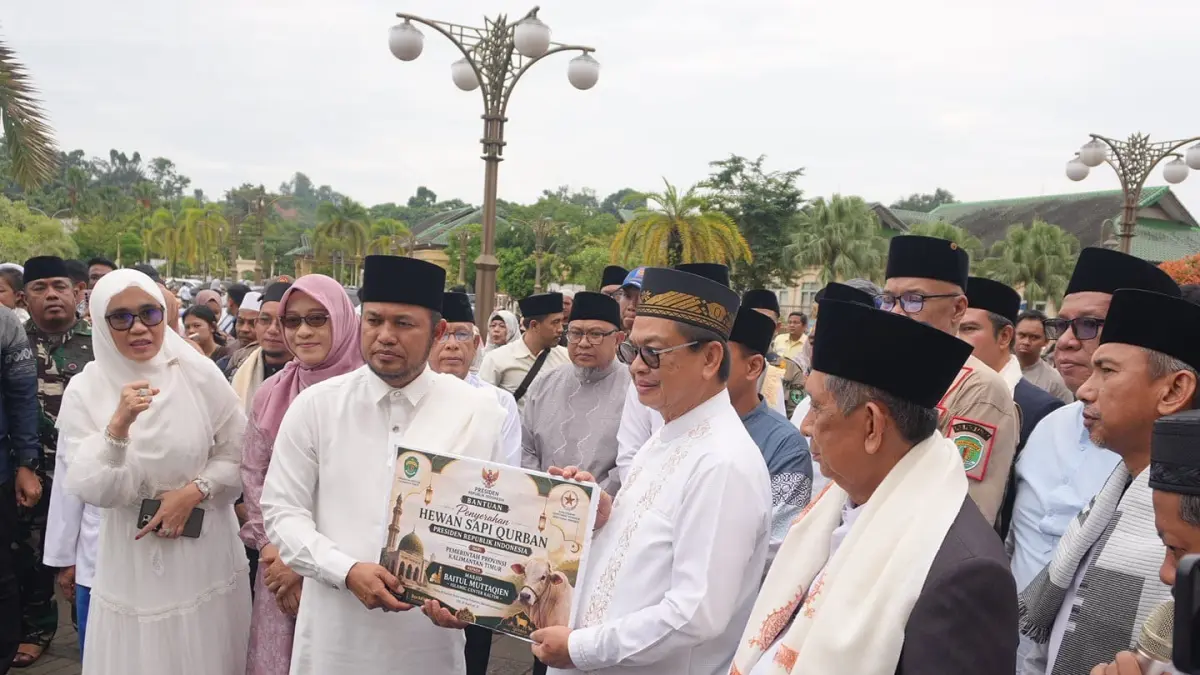 BERBAGI: Gubernur Kaltim, Rudy Mas’ud, (tiga kiri) menyerahkan secara simbolis sapi kurban bantuan Presiden kepada Irianto Lambrie, usai Salat Iduladha, Rabu, 27 Mei 2026. ISTIMEWA