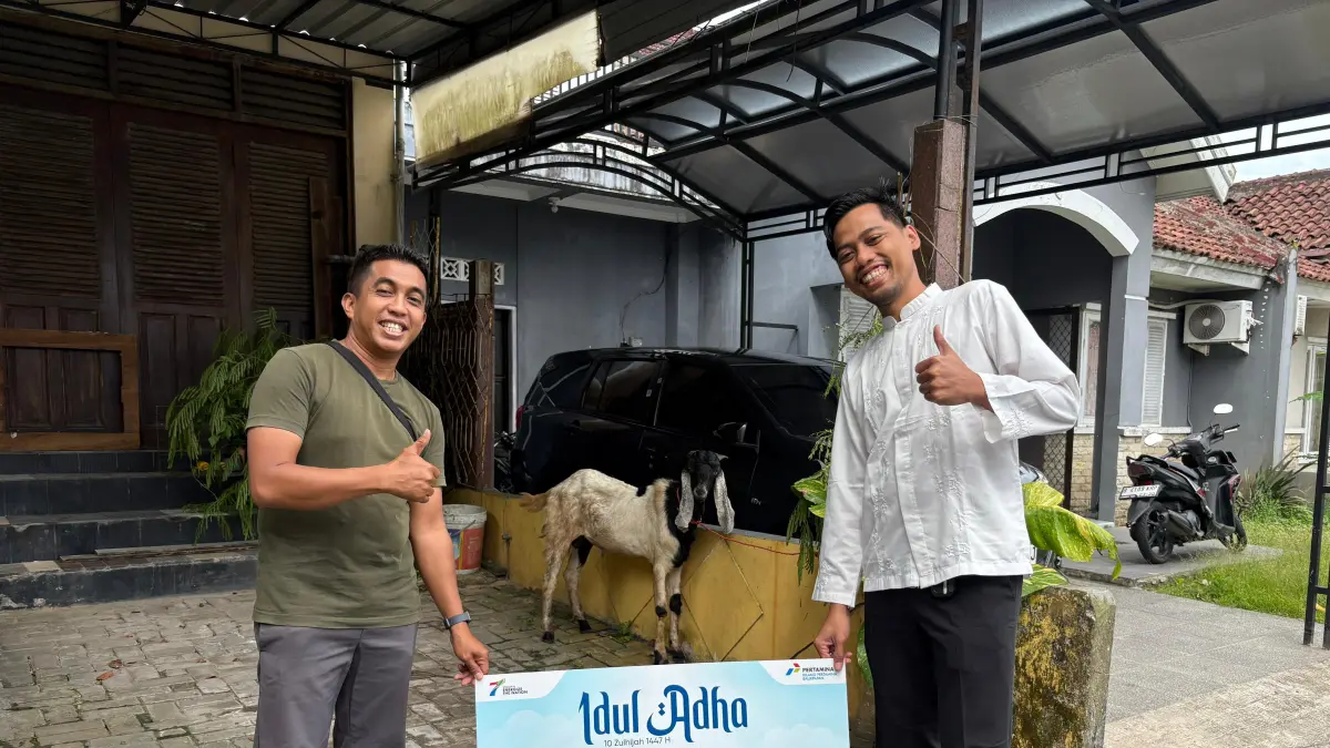 Ketua PWI Kota Balikpapan, Debi (kiri) menyampaikan apresiasi atas kepedulian KPB.