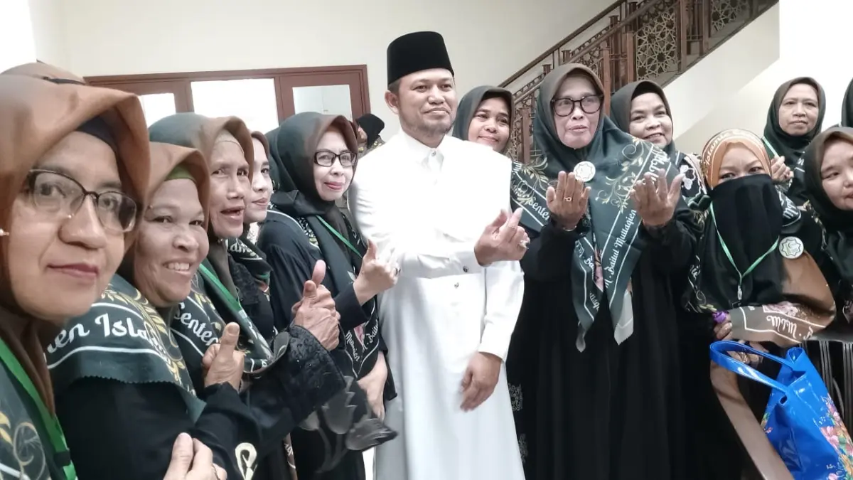 MOMENTUM: Ibu-ibu Majelis Taklim Masjid Baitul Muttaqien Islamic Centre Kaltim bersama Gubernur Kaltim, Rudy Mas