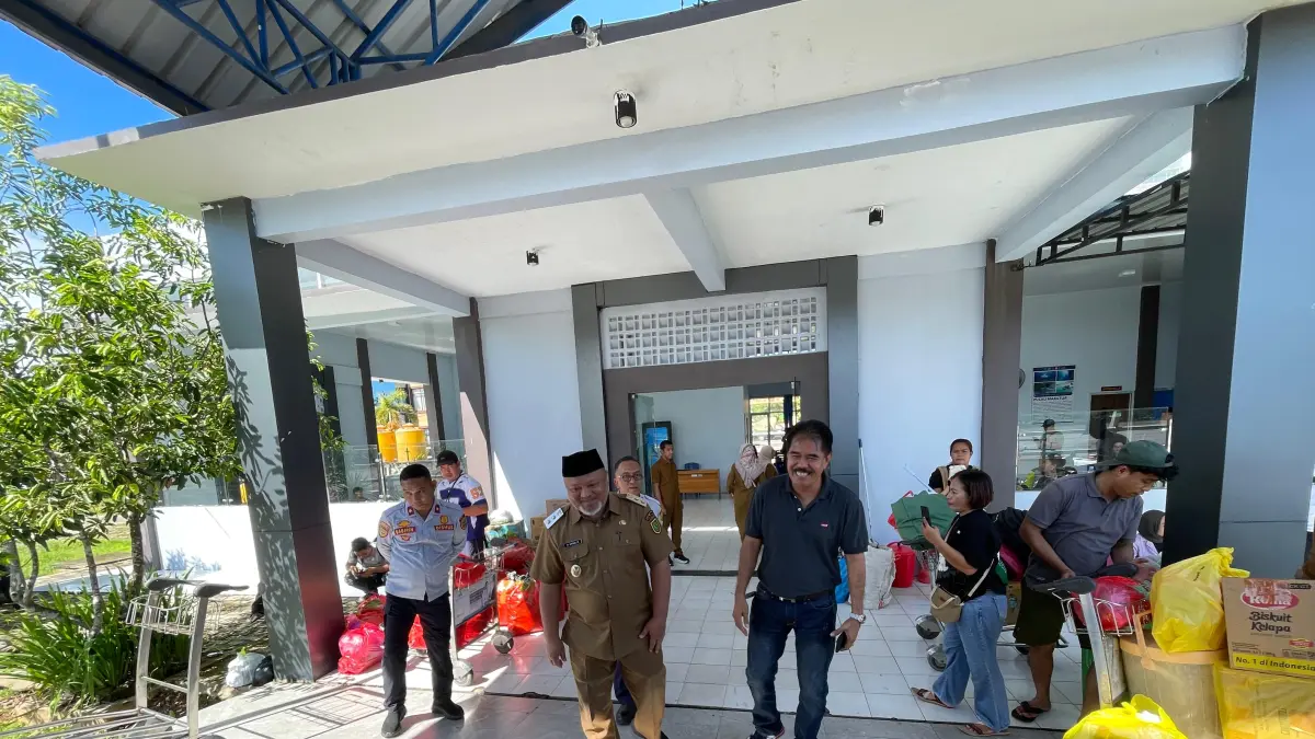 CEK ANGKUTAN: Wakil Bupati Berau, Gamalis, melakukan pengecekan angkutan air di Dermaga Wisata Sanggam. KPG