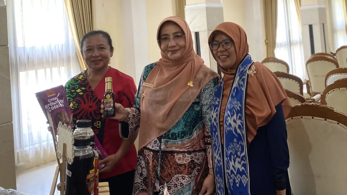 DONGKRAK PARIWISATA: Bupati Berau, Sri Juniarsih Mas, (tengah) mendorong peran Dekranasda dalam mendampingi pelaku UMKM dan Ekraf. KPG