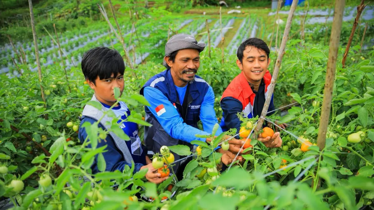 Melalui program PASAR TERAS BERSAMA di IT Banjarmasin, Pertamina memberdayakan masyarakat melalui pengelolaan sampah organik, budidaya lele, edukasi kesehatan, hingga penguatan kesiapsiagaan bencana berbasis komunitas.