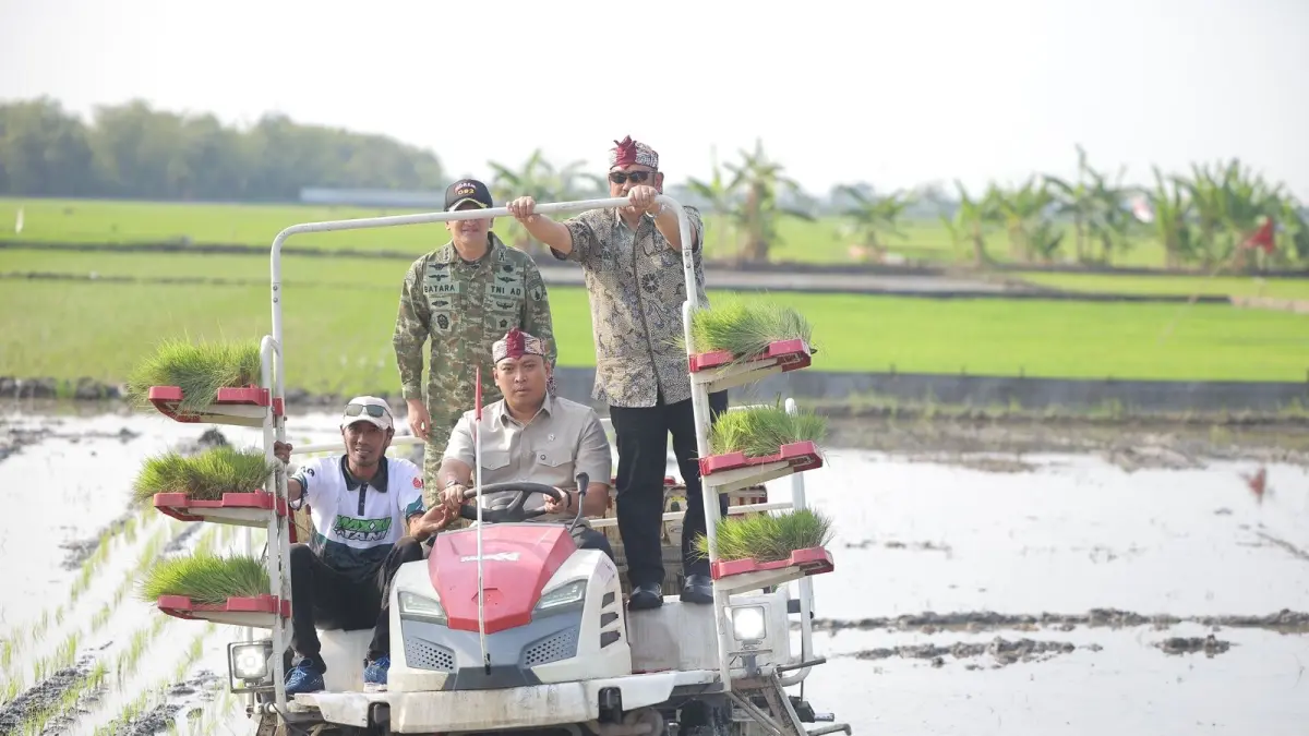GERAKAN: Wamentan, Sudaryono, bersama Menteri Perencanaan Pembangunan Nasional/Kepala Bappenas, Rachmat Pambudy, meninjau gerakan tanam di Desa Kebalankulon, Kecamatan Sekaran, Kabupaten Lamongan, Jawa Timur (Jatim), Sabtu, 30 Mei 2026. ISTIMEWA