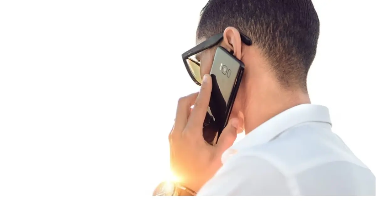 Ilustrasi menerima telepon.