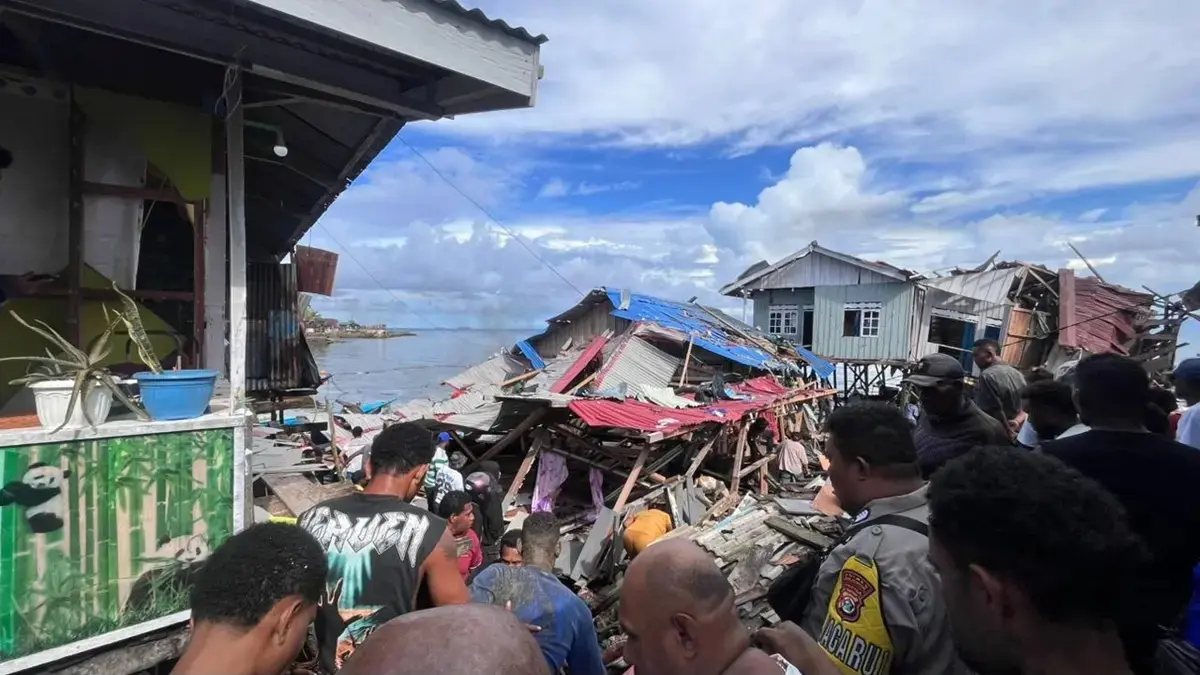 Ledakan diduga bom sisa Perang Dunia II ledakkan Kompleks Perikanan, Jalan Walter Mongonsidi, Distrik Biak Kota, Papua, Minggu (31/5). (Istimewa)