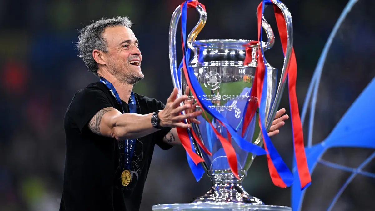 Luis Enrique dengan tropi Liga Champions.