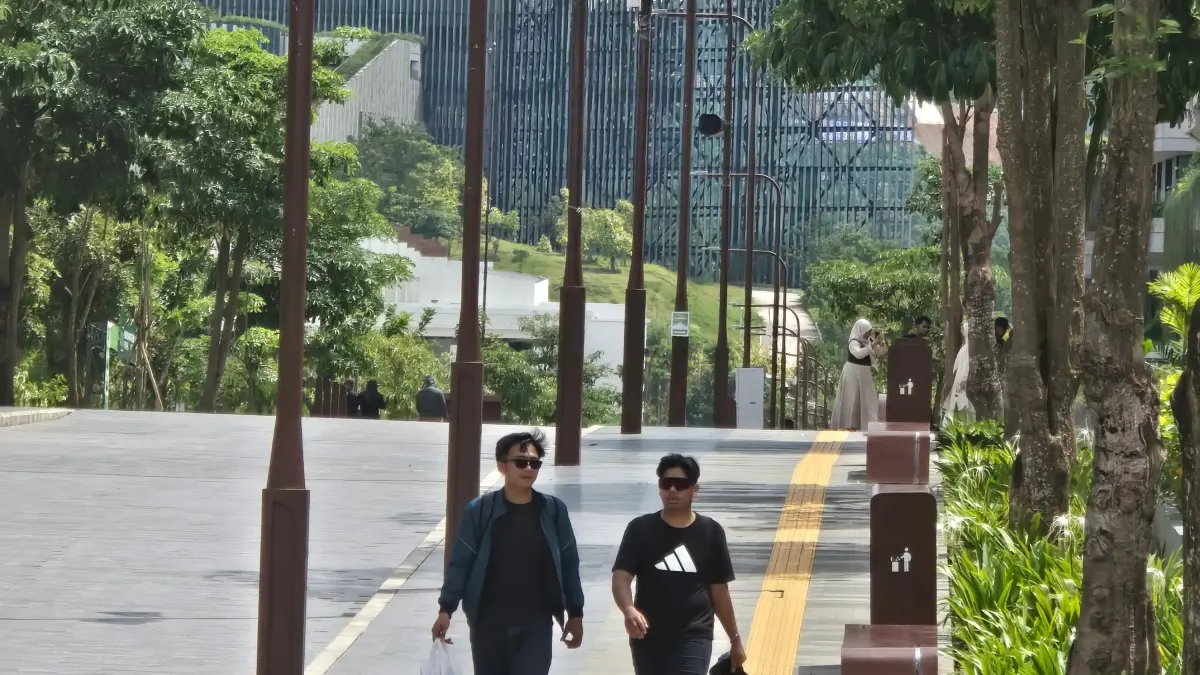 Dua orang berjalan di sekitaran IKN.