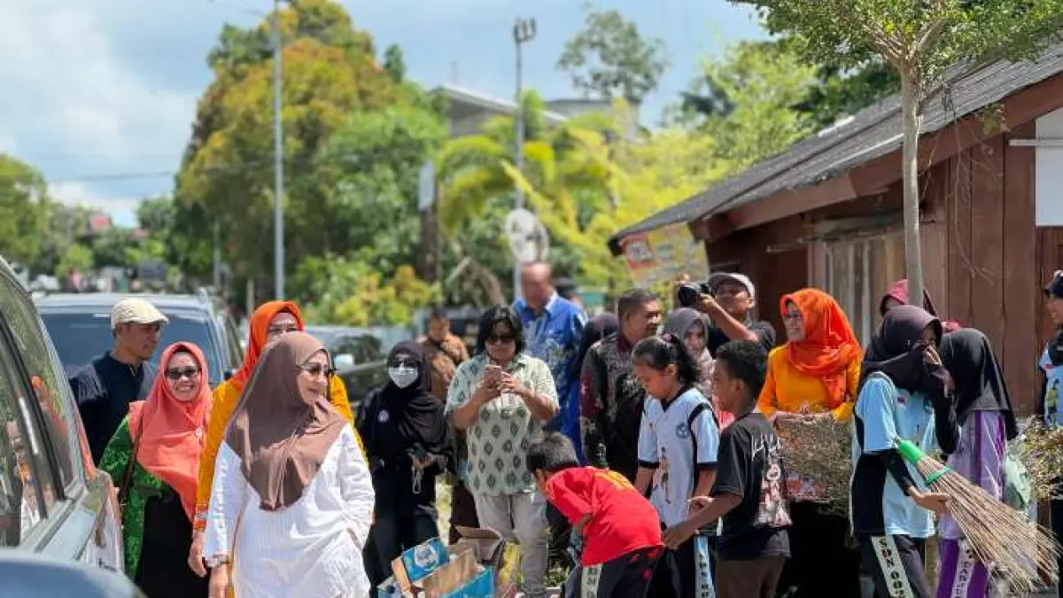 EDUKASI KEBERSIHAN: Bupati Berau, Sri Juniarsih Mas, saat berkomunikasi dengan masyarakat di Tanjung Batu, khususnya kepada anak-anak sekolah untuk memperhatikan kebersihan sebagai penunjang KSPN Derawan. KPG 