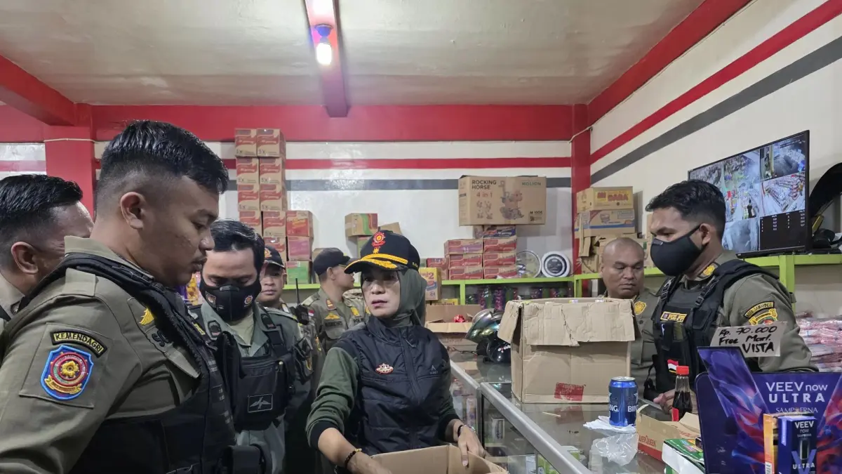 Jajaran Satpol PP saat merazia sejumlah warung kelontongan yang nekat menjual miras secara ilegal.