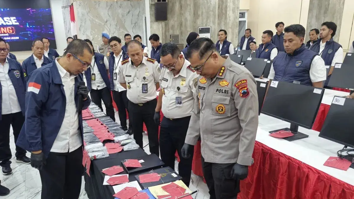 Berbagai barang bukti hasil sindikat penipuan internasional saat pers rilis di Mapolda Jateng di Semarang, Senin (1/6/2026). ANTARA/I.C. Senjaya