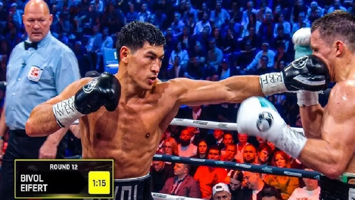 Dmitry Bivol (kiri) memenangkan duel melawan Michael Eifert.
