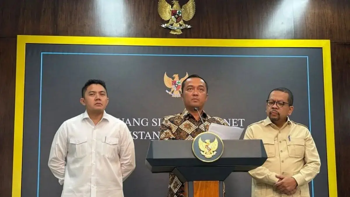 Mensesneg Prasetyo Hadi (tengah), Seskab Teddy Indra Wijaya (kiri) dan Kepala Bakom Muhammad Qodari dalam konferensi pers terkait pencopotan Kepala BGN Dadan Hindayana di Jakarta, Selasa (2/6/2026). ANTARA/Genta Tenri Mawangi/aa.