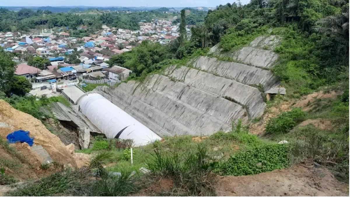 Terlihat bagian atas pada proyek terowongan. Potret ini memunculkan kekhawatiran terkait keselamatan proyek. 