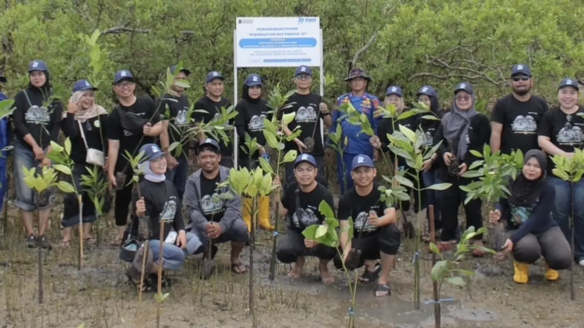 LINGKUNGAN: Aksi menanam pohon di sekitar Pantai Tanjung Bayur, Balikpapan Timur, oleh jajaran PNM. ISTIMEWA