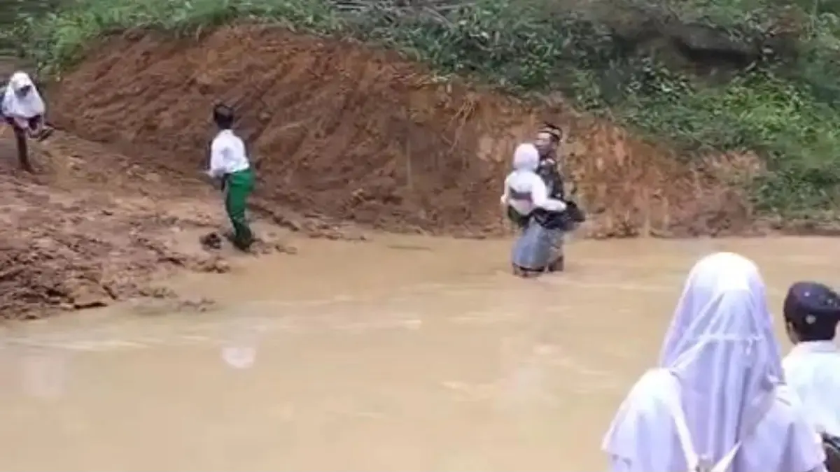 RUSAK : Kondisi jembatan yang terputus di Jalan Sinta, Desa Sungai Limau membuat aktivitas masyarakat terhambat. 