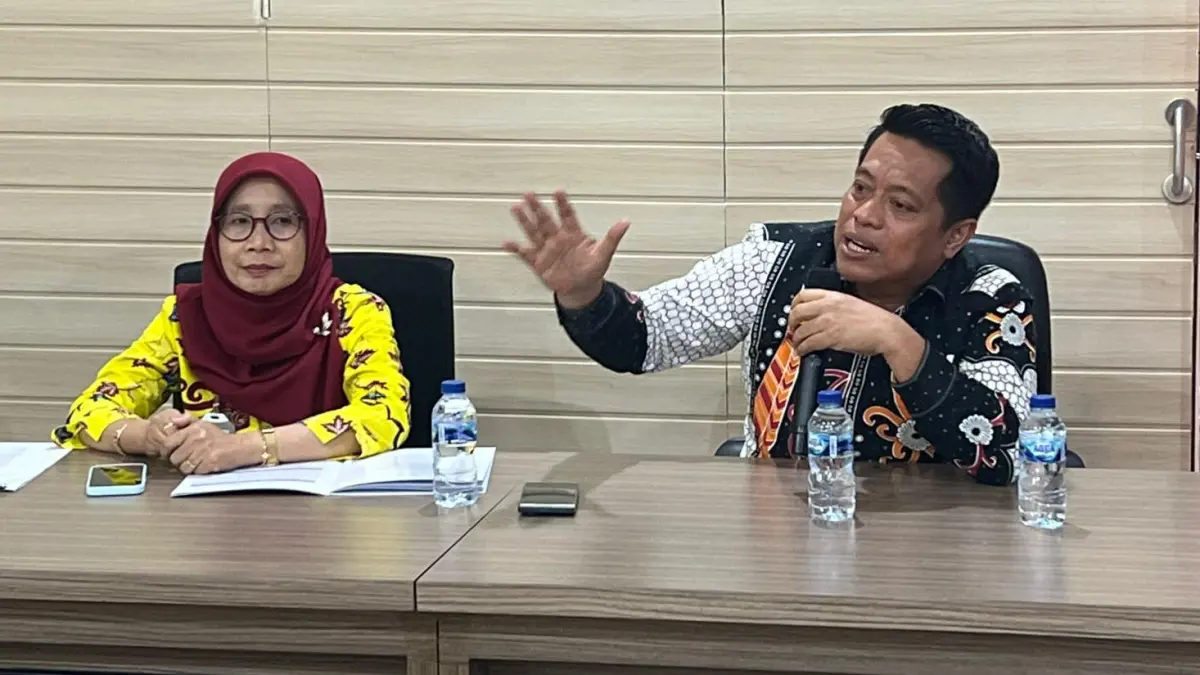 Kepala Disdikbud Kota Balikpapan, Irfan Taufik (kanan). (Foto: wawan/PROKAL) 
