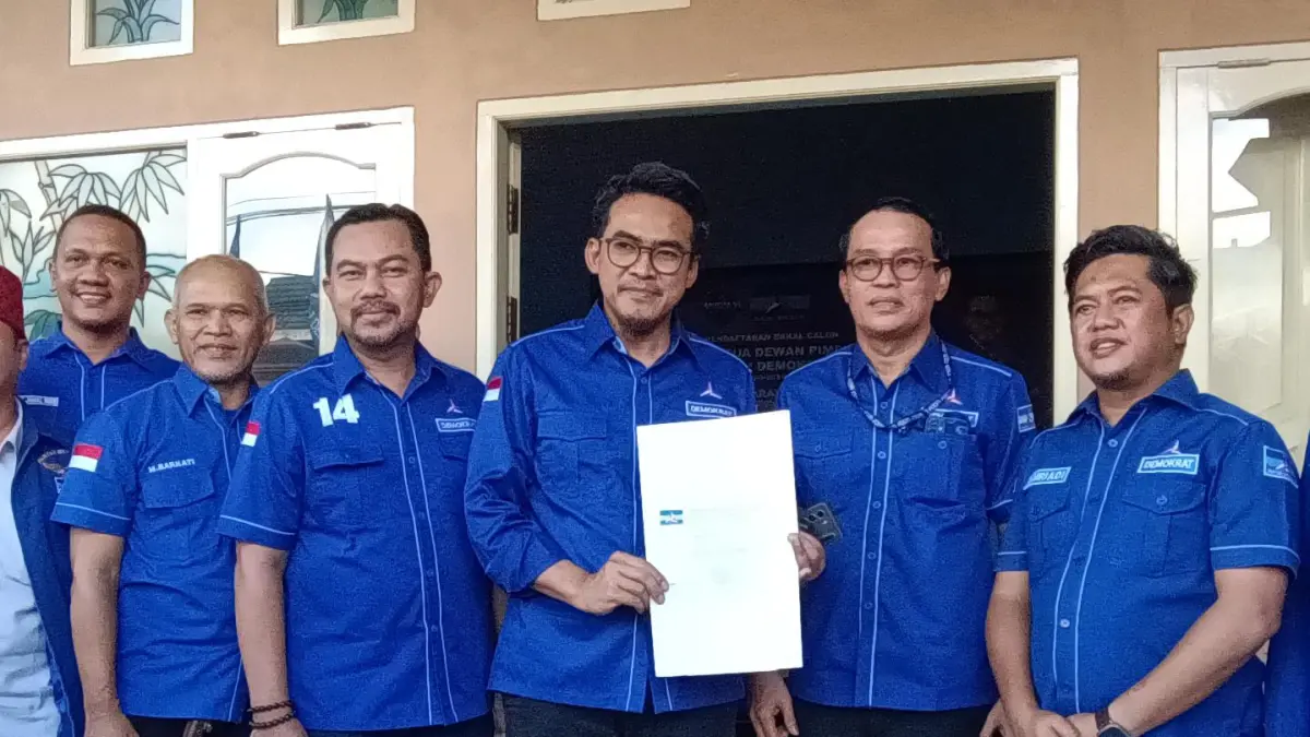 Plt Ketua DPD Demokrat Kaltim Bambang Soepriyadi saat mengembalikan formulir pendaftaran calon Ketua DPD Demokrat Kaltim di Kantor DPD Demokrat Kaltim Jl Piano, Kamis 4 Juni 2026.